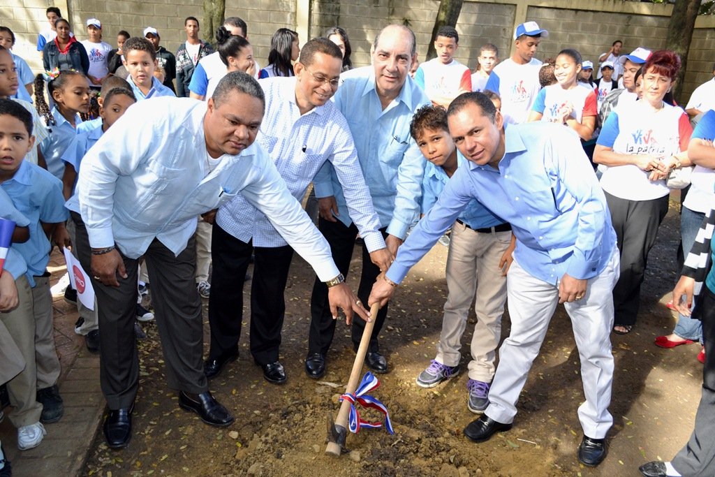Primer Picazo del Jardin de Duarte en la escuela Juan Crisóstomos Estrella
